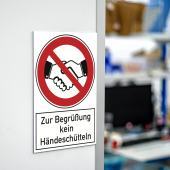 Aufkleber &#171;Zur Begr&#252;&#223;ung kein H&#228;ndesch&#252;tteln&#187;