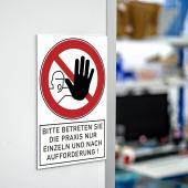 Aufkleber &#171;Bitte betreten Sie das Gesch&#228;ft nur einzeln und nach Aufforderung!&#187;