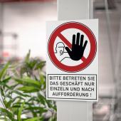 Verbotsschild &#171;Bitte betreten Sie das Gesch&#228;ft nur einzeln und nach Aufforderung!&#187;