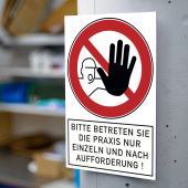 Verbotsschild &#171;Bitte betreten Sie die Praxis nur einzeln und nach Aufforderung!&#187;