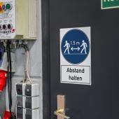 Warnschild &#171;1.5 m Abstand halten&#187;